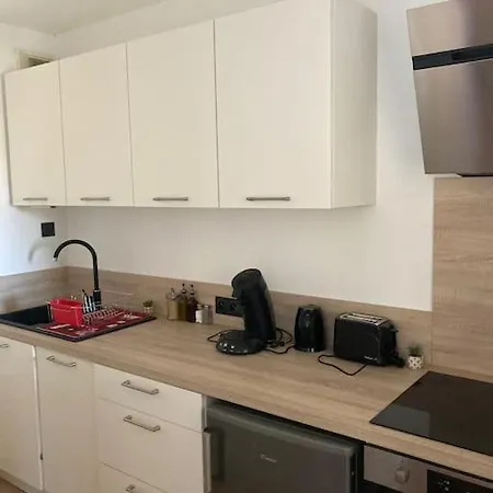 Apartment Tres Calme, Rdc, 800 M De La Cite Medievale Classee Au Patrimoine De L'unesco *